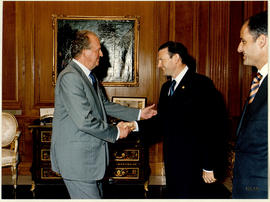 Juan Carlos I estrecha la mano al lendakari Juan José Ibarretxe