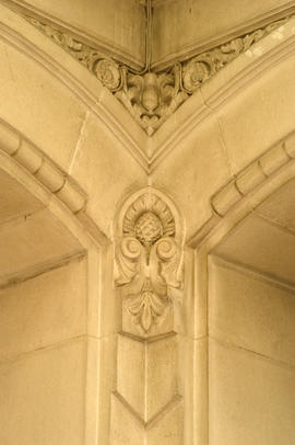 Detalle de una de las columnas del vestíbulo principal
