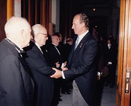 El rey Juan Carlos I saluda a un académico