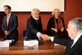 Darío Villanueva saluda a Luis María Anson en la presentación del proyecto Amamos la poesía en la...