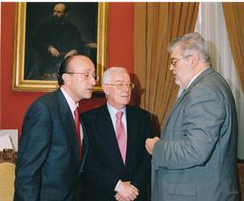 Miguel Ángel Cortés, Víctor García de la Concha y José Manuel Lara charlan tras la firma del conv...