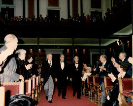 Mario Vargas Llosa entre en el Salón de Actos acompañado por Emilio Lledó y Luis Goytisolo
