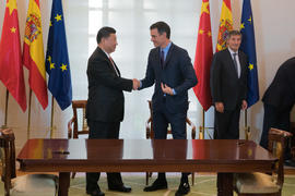 Pedro Sánchez, presidente del Gobierno de España, estrecha la mano a Xi Jinping, presidente de Ch...