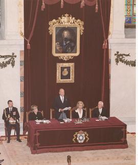 El rey Juan Carlos I toma la palabra en la inauguración del curso de las Reales Academias del Ins...