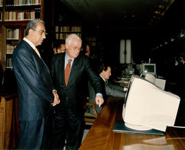 El presidente de la República de Honduras, Carlos Roberto Flórez, y el director de la Real Academ...