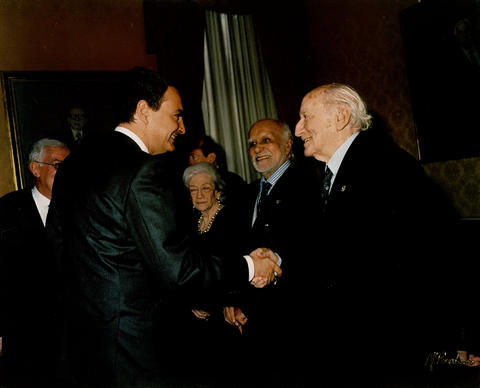 El presidente del gobierno, Jose Luis Rodríguez Zapatero, y Carlos Bouñoso  se saludan en la Sala de Pastas - Archivo
