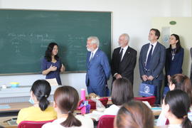 Darío Villanueva, acompañado por la delegación de la Real Academia Española, visita las clases de...