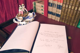 Libro de firmas de la Real Academia Española abierto por la primera página