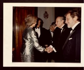 La reina Sofía saluda a Claudio Guillén en la Biblioteca Dámaso Alonso, en presencia de Mario Var...
