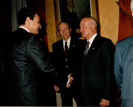 El presidente del gobierno, Jose Luis Rodríguez Zapatero, y Eliseo Álvarez-Arenas se saludan en l...