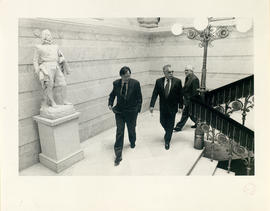 Gabriel García Márquez acompañado de Víctor García de la Concha y Juan Luis Cebrián en las escale...