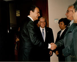 El presidente del gobierno, José Luis Rodríguez Zapatero, saluda a un invitado