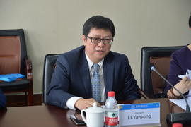 Li Yansong en la sala de juntas de la Universidad de Estudios Internacionales de Shanghái (SISU)