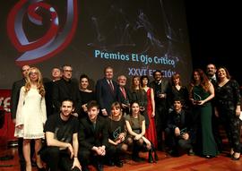 Fotografía de grupo de los premiados con El Ojo Crítico