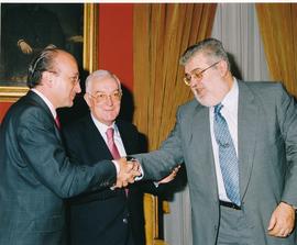 Miguel Ángel Cortés y José Manuel Lara se estrechan la mano tras la firma del convenio para la cr...