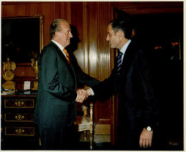 Juan Carlos I estrecha la mano a Francisco Camps, presidente de la Generalitat Valenciana