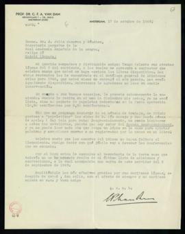 Carta de C. F. Adolf van Dam a Julio Casares en la que le agradece el envío de los libros disponi...