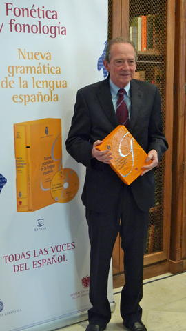 José Manuel Blecua posa con un ejemplar de la Fonética y Fonología de la Nueva Gramática de la le...