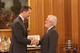 Felipe VI recibe a Darío Villanueva, director de la Real Academia Española