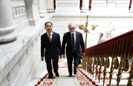 Darío Villanueva y Feng Qinghua suben las escaleras principales de la Real Academia Española