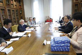 Darío Villanueva y miembros de la Real Academia Española se reúnen con profesores de la Universid...