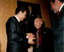 El presidente del gobierno, Jose Luis Rodríguez Zapatero, y Francisco Ayala se saludan en la Sala...