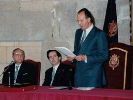 El rey Juan Carlos I toma la palabra en el acto institucional celebrado en la Abadía de Silos con...