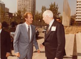 El rey Juan Carlos I saluda a Pedro Laín en la sesión inaugural del congreso extraordinario de la...