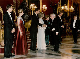 El príncipe Felipe saluda al director de la Real Academia Española, Víctor García de la Concha