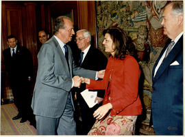 Juan Carlos I estrecha la mano a Amparo Moraleda Martínez