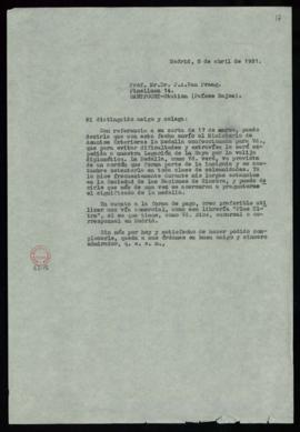 Copia de la carta de Julio Casares a J. A. van Praag en la que le informa del envío de la medalla...