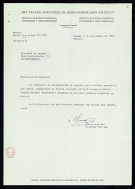 Carta de la secretaria de C. F. Adolf van Dam a la embajada de España con la que remite un paquet...