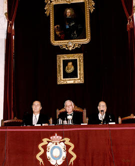 Luis Alberto de Cuenca, Victor García de la Concha y Camilo José Cela en la mesa presidencial
