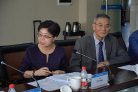 Yu Man y Lu Jingsheng, de la SISU, en la sala de juntas de la Universidad de Estudios Internacion...