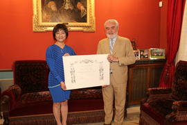 Darío Villanueva, director de la Real Academia Española, entrega a Luisa Chang el diploma de  mie...
