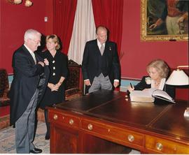 La reina Sofía firma en el Libro de Honor