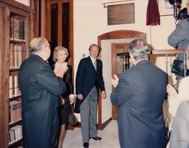El rey Juan Carlos I hace los honores enseñando la placa inaugural