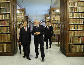Darío Villanueva habla con Feng Qinghua en la biblioteca académica de la Real Academia Española