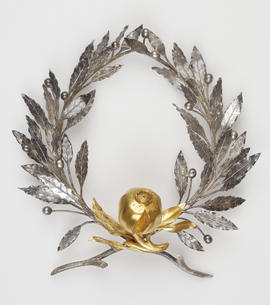 Corona de laurel de plata con granada de oro