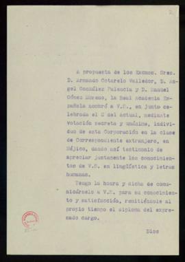 Copia del oficio del secretario a Alfonso Reyes en el que le comunica que la Real Academia Españo...