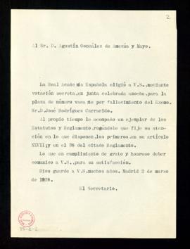 Copia sin firma del oficio del secretario a Agustín González de Amezúa y Mayo de traslado de su e...