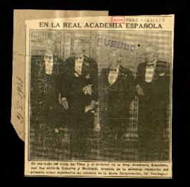 Recorte del diario Pueblo con una fotografía del marqués de Luca de Tena acompañado por el direct...
