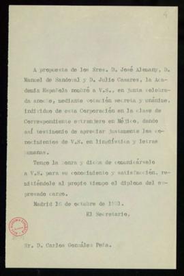 Copia del oficio del secretario a Carlos González Peña en el que le comunica que la Real Academia...
