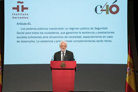 Miguel Sáenz lee la Constitución Española en el Instituto Cervantes