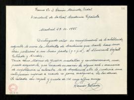 Carta de Ramón Estrada a Ramón Menéndez Pidal en la que le informa que le envía la medalla de aca...