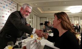 Darío Villanueva, director de la Real Academia Española, estrecha la mano a Alicia Sánchez-Camach...