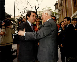 El presidente del gobierno, José María Aznar, y el director de la Real Academia Española, Víctor ...