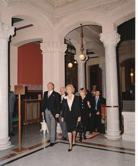 Llegada de los reyes Juan Carlos I y Sofía al vestíbulo de la primera planta