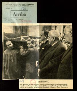 Recorte del diario Arriba con una fotografía de la presidencia del duelo oficial en el entierro d...