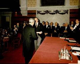 El rey Juan Carlos I entrega el diploma de académico de número a Mario Vargas Llosa